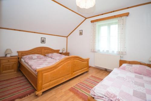 StrohmarktOberbach的一间卧室设有两张床和窗户。
