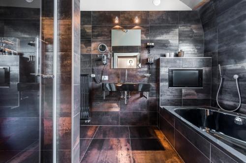 伊普尔主街酒店的一间带水槽和淋浴的浴室