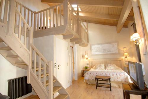 卡斯特洪德索斯广场酒店的一间卧室设有一张床和一个楼梯