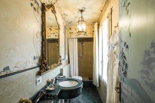 维罗纳Casa Borsari Suite的一间带水槽和镜子的浴室