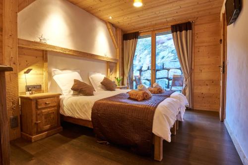 莱热Chalet Virolet的一间卧室设有一张大床和一个窗户。