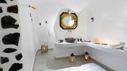 费拉费拉深蓝套房别墅的带浴缸、水槽和镜子的浴室