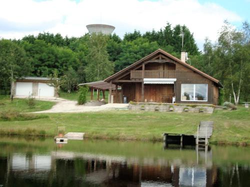 AugignacLieux-au-lac的湖畔小屋,带水塔