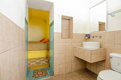 瓦哈卡市唐巴勃罗旅馆的带淋浴、卫生间和盥洗盆的浴室