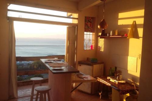 萨尔瓦多Apartamento Santo Antonio vista da bahia的一个带桌子并享有海景的厨房