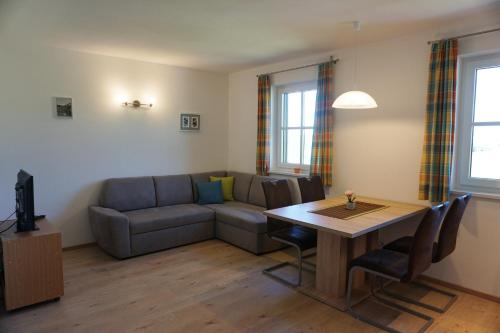 沼泽附近策尔Ferienwohnung Hausleitner的客厅配有沙发和桌子