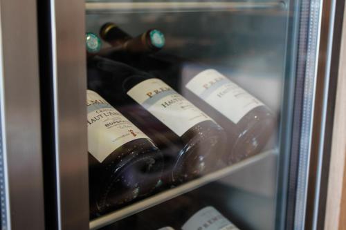 布列登Ruiterhof B&B/Hostel的装满瓶装葡萄酒的冰箱