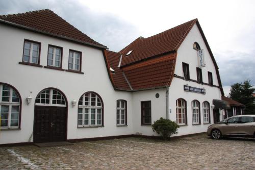 Leibsch佐姆迦登斯蒂姆酒店的白色的建筑,带有棕色的屋顶