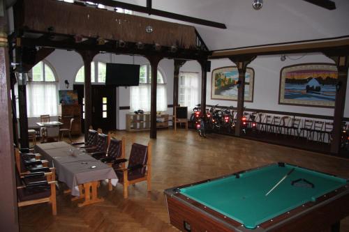 Leibsch佐姆迦登斯蒂姆酒店的台球室配有台球桌和椅子