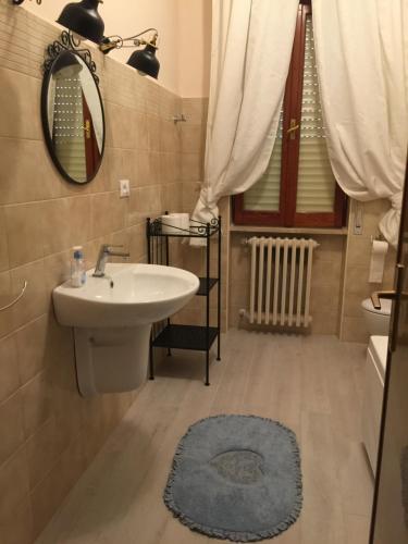 马帝斯兹罗La Perla del Mare的一间带水槽、卫生间和镜子的浴室