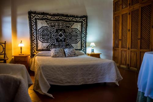 布维翁富恩特乡村民宿的一间卧室配有一张带床头板的床和两盏灯。
