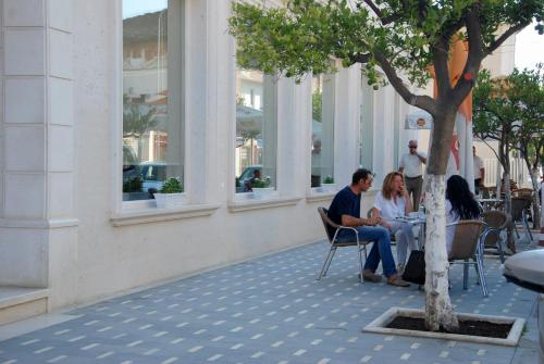 培拉特格嘎酒店的一群人坐在树下桌子旁