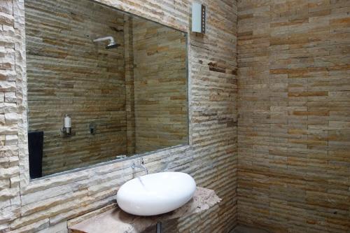 沙璜普劳韦天堂度假屋的浴室设有白色水槽和镜子