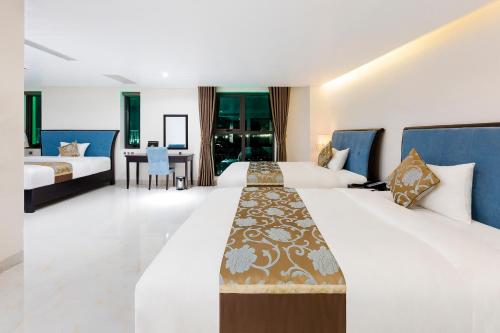洞海皇家广平酒店 的酒店客房配有两张床和一张书桌