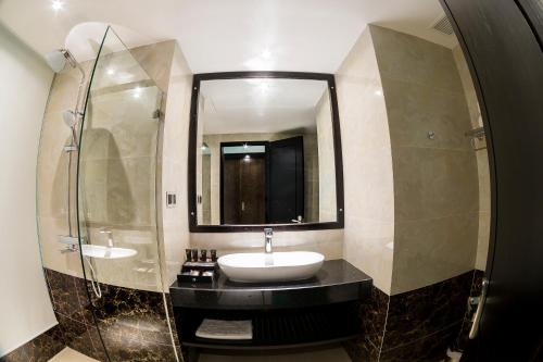 洞海皇家广平酒店 的一间带水槽和镜子的浴室