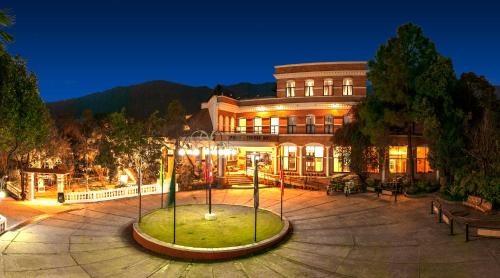 加德满都Park Village Resort by KGH Group的一座建筑,在晚上前方有一个庭院