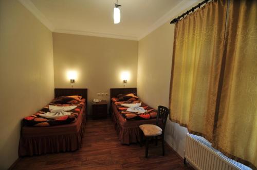 Bogazkale赫梯公寓的客房设有两张床和窗户。