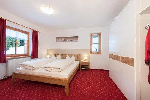施勒肯多丽丝公寓的一间卧室配有一张床,铺有红色地毯