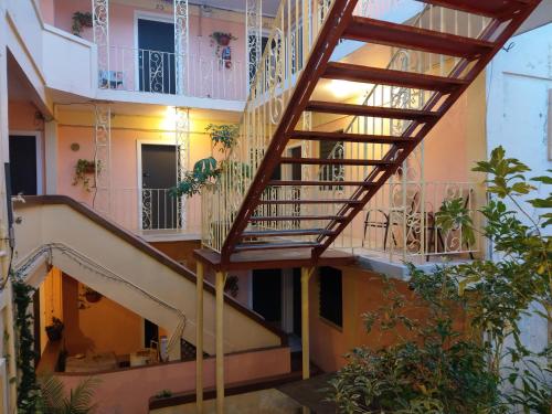 夏洛特阿马利亚中城宾馆的楼梯间,楼内有螺旋楼梯