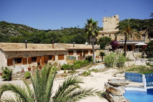 阿尔塔Finca Sa Duaia de Dalt的一座带大楼和游泳池的度假村