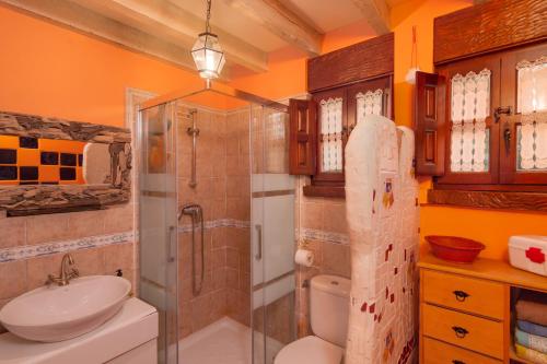 桑提亚纳德玛El Cierruco的带淋浴、卫生间和盥洗盆的浴室