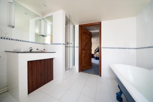 班伯里德丁顿阿姆斯酒店的带浴缸、水槽和镜子的浴室