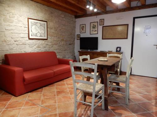 比谢列Case Vacanza ARCO SANT'ANTONIO的客厅配有红色的沙发和桌子