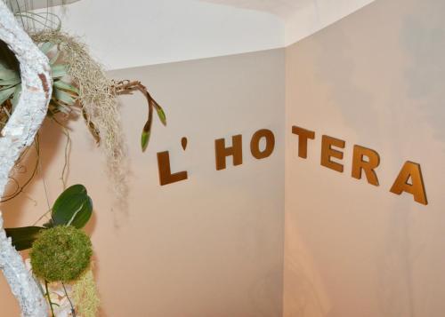 戛纳Hotel l'Hotera的墙上有我写的字