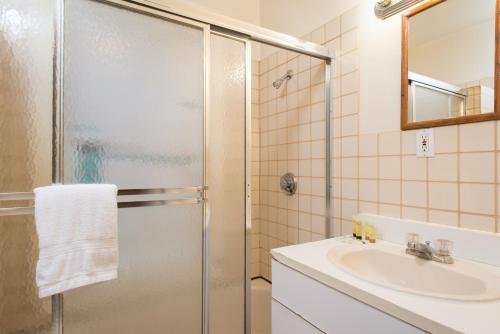 波士顿华林顿酒店的带淋浴和盥洗盆的浴室