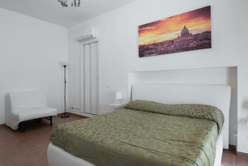 罗马Cornelia Penthouse的卧室配有一张床,墙上挂着一幅画