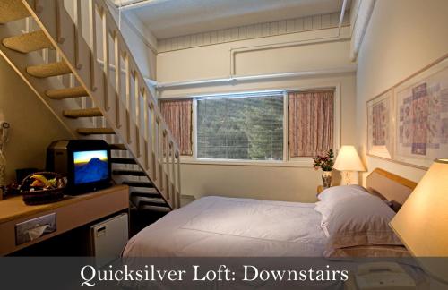 Crystal Mountain水晶山酒店的一间小卧室,配有一张床和一个楼梯