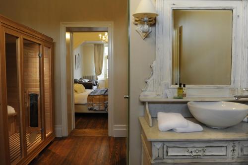 哈瑟尔特萨派瑞斯魅力别墅酒店的一间带水槽和镜子的浴室
