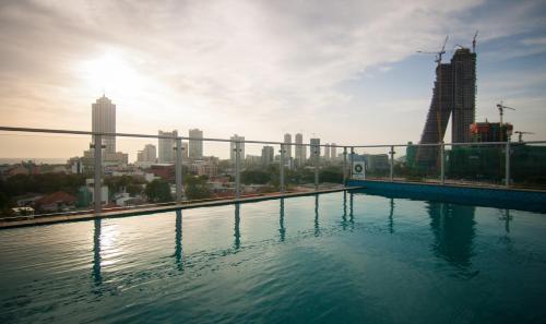 科伦坡洛可可公寓 的一座城市天际线的游泳池