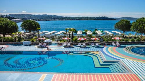 波尔托罗Pension Silvia的酒店游泳池享有水景