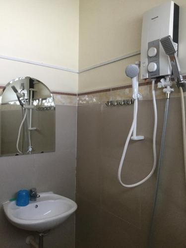 潘郎Nhu Y Guesthouse的带淋浴、水槽和镜子的浴室