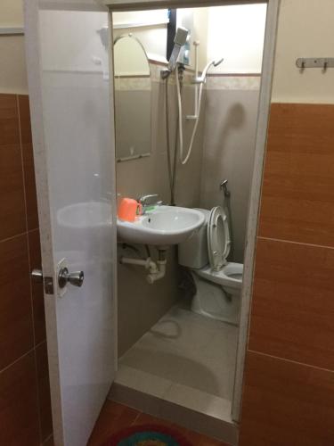 潘郎Nhu Y Guesthouse的一间带水槽和卫生间的浴室