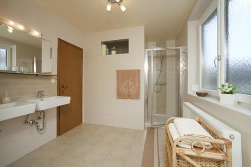 沃尔特湖畔韦尔登司马公寓的带淋浴、盥洗盆和淋浴的浴室