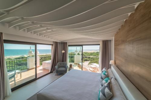 克莉丝蒂娜岛TUI Blue Isla Cristina Palace - Adults Recommended的一间卧室配有一张床,享有海景