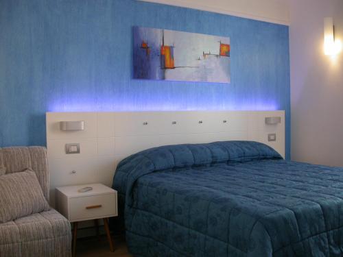 安德里亚总督宫住宿加早餐酒店的一间卧室配有蓝色的床和椅子