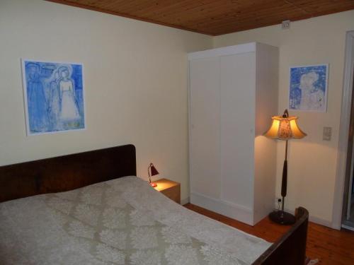 特罗姆瑟瑞德欧德豪斯特罗姆瑟公寓的一间卧室配有一张床和一盏灯