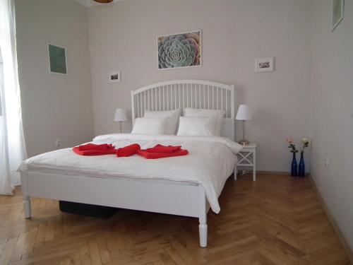 布拉格Old Town Magical place的卧室配有白色床和红色毛巾