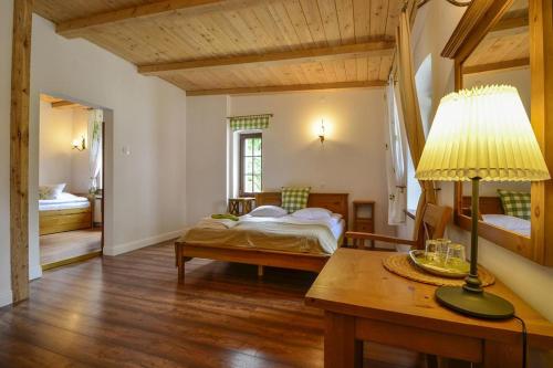 库多瓦-兹德鲁伊庞赛特艾卡亚旅馆的一间卧室配有一张床和一张带台灯的桌子