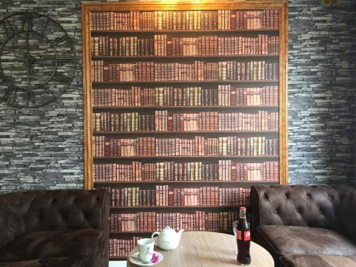 利雪利雪基里亚德酒店的图书馆里书墙,带桌子