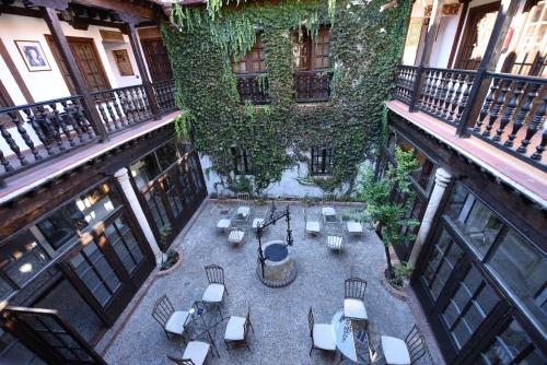 萨莫拉Hosteria Real de Zamora的享有带桌椅的庭院的顶部景致。