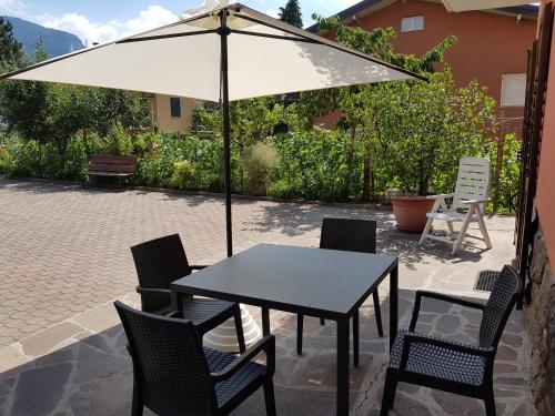 莱维科特尔梅Appartamento Lido的庭院内桌椅和遮阳伞