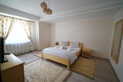莫伊塞Casa Bunicii的白色的卧室设有床和窗户