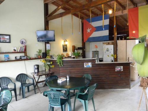 科斯蒂内什蒂Casa Havana的一间带桌椅和柜台的餐厅