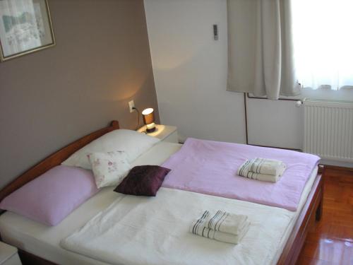 斯诺基Guesthouse Vila的一间卧室配有一张大床和两个枕头