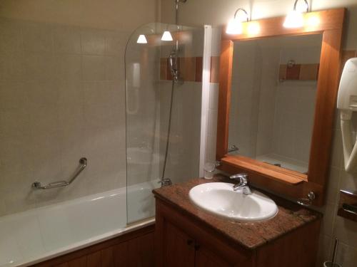 阿克1950Les Arcs 1950 - appartement 6 pers.的浴室配有盥洗盆和带镜子的淋浴