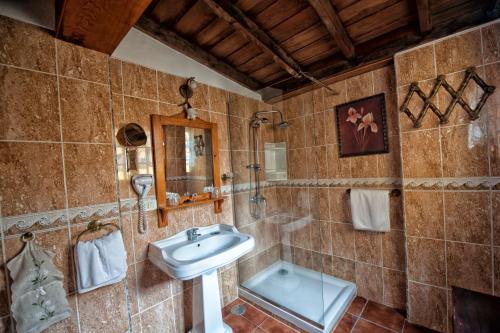 格拉纳迪利亚德亚沃纳奥伯纳徒步乡村酒店的浴室配有盥洗盆和浴缸。